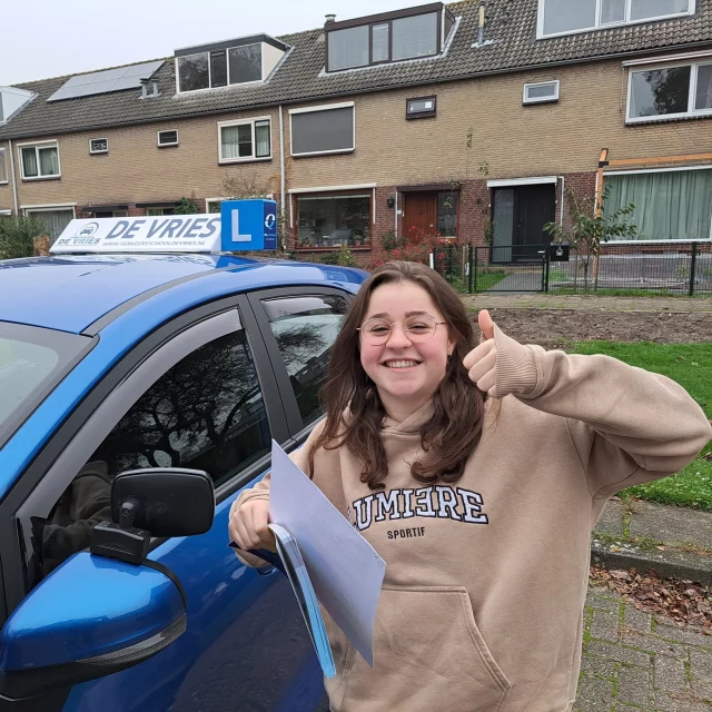 Ricky van het Maalpad is in 1x GESLAAGD voor haar autorijbewijs! Wat was ze zenuwachtig voor het afrijden. De kleine foutjes die je tijdens het voorrijden maakte zorgde ervoor dat je zelfs te perfectionistisch werd. Je instructeur zei toen, 